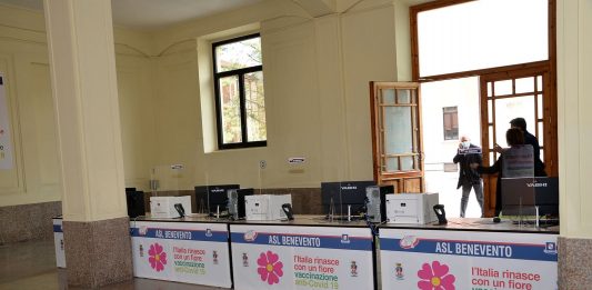 Vaccini, si viaggia a buoni ritmi: 12mila dosi in 3 giorni. Contagi e ricoveri in calo