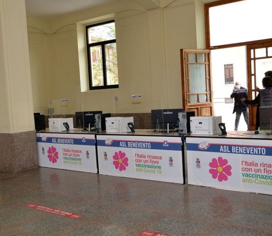 Vaccini, arrivato maxi carico di Pfizer. Attese per il 1° maggio altre dosi di AstraZeneca