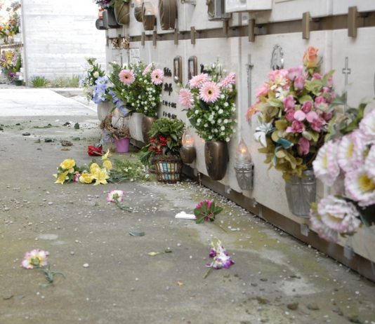 Montesarchio, cimitero profanato dai ladri di fiori