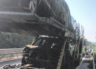 Bisarca in fiamme sul raccordo, traffico paralizzato