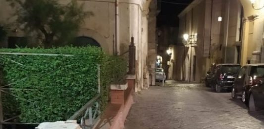 Marmo danneggiato nei giardini di fronte Palazzo Mosti, individuati i responsabili
