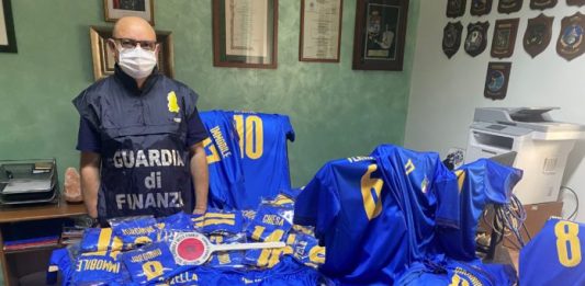 Maglie dell’Italia contraffatte sequestrate dalla Finanza, una persona denunciata