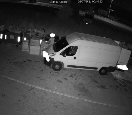 Sversamenti illeciti di rifiuti, beccato due volte dalle telecamere