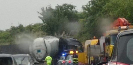 Tir finisce contro un muro lungo la Telesina: autista illeso, traffico in tilt