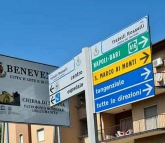 Spostato il cartello della discordia in via Rosselli