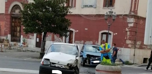 San Giorgio del Sannio, scontro frontale in Piazza Risorgimento: conducenti illese