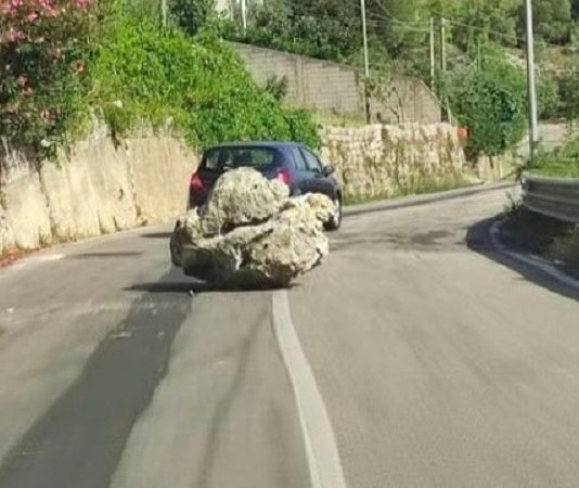 Masso si stacca dal monte Cigno e piomba in strada. Il sindaco di Cusano: “Stavolta c’è qualcosa di strano”