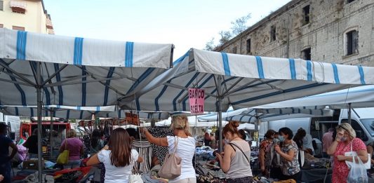 Ambulanti e sindaco bocciano piazza Risorgimento, via al mercato itinerante: un giorno a via Pascoli, un altro a via Delcogliano