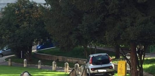 Con l’auto nei giardini dell’Arco di Traiano: multa e revisione della patente per un 89enne