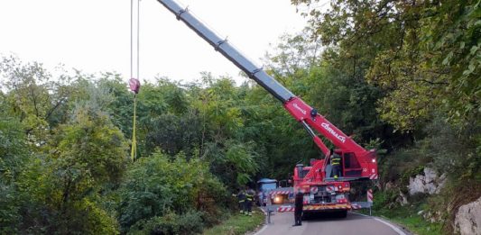 Finisce con l’auto nella scarpata, vivo per miracolo