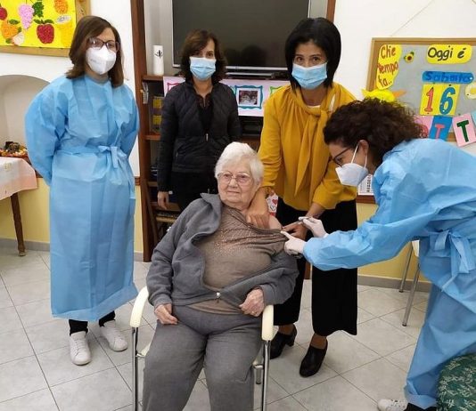 Vaccini, terza dose per un’arzilla centenaria