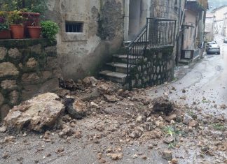 Foglianise – Masso si stacca dalla roccia e piomba sulla strada, in via Sirignano: ora è scontro politico