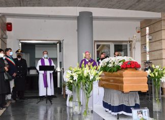 Paupisi dà l’ultimo saluto a don Raffaele: la famiglia ha deciso di tumularlo in paese
