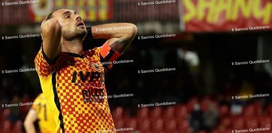 Benevento, primi provvedimenti dopo il ko col Frosinone: stop ai permessi e cancellato un giorno di riposo