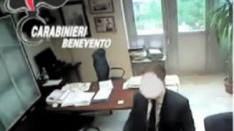 Le carte dell’inchiesta – Panarese, dalla cartellina gialla ai soldi nel pantalone: la collega rifiuta, denuncia e scatena il terremoto