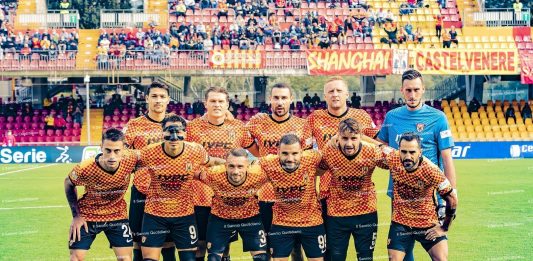 Benevento, a Pisa per ritrovare la vittoria: Caserta riparte dal 4-3-3, Paleari e Lapadula in campo. Saranno 209 i tifosi al seguito
