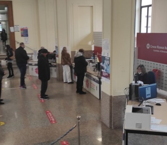 Vaccinazioni, prosegue la corsa: hub presi d’assalto, l’Asl estende gli orari di apertura della caserma Pepicelli