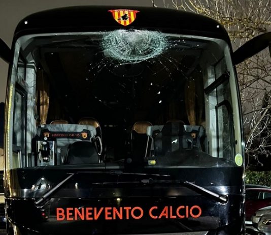Pietra contro pullman del Benevento, indagini a tutto campo