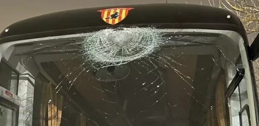 Benevento, vigilia agitata: pietra contro il pullman, distrutto il parabrezza. Tanta paura ma nessun ferito