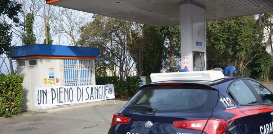 Caro benzina, la protesta di CasaPound: striscione e sacche di sangue finto in un distributore
