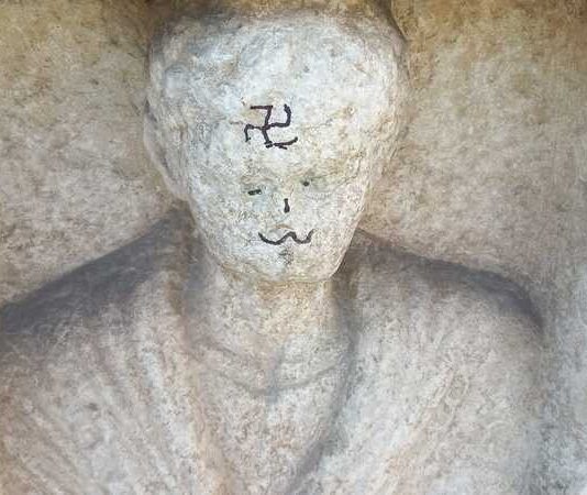 Sfregio alla Rocca, svastica disegnata su lapide di epoca romana