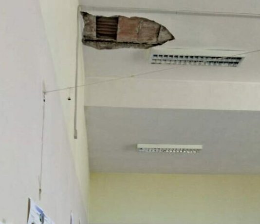 Cede il soffitto in un’aula, studenti dell’Alberghiero in protesta