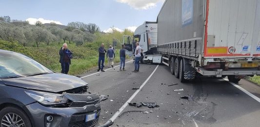 Auto contro un camion sulla Statale 87: un ferito e traffico bloccato per ore