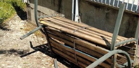 Vandali scatenati: danni a parco giochi a pochi passi dal Teatro Romano