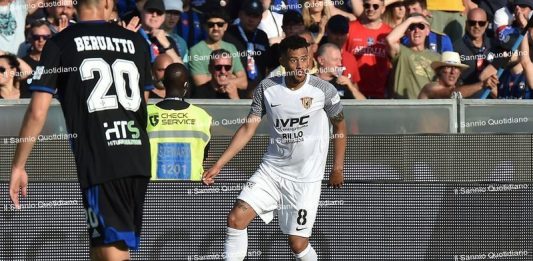 Benevento, l’infermeria non si svuota: solo Tello si allena sul campo, problemi a una mano per Glik