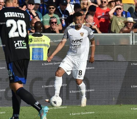 Benevento, l’infermeria non si svuota: solo Tello si allena sul campo, problemi a una mano per Glik