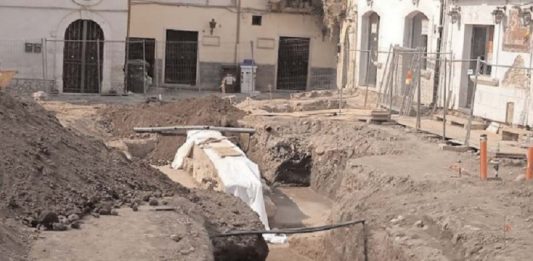 Ritrovamenti a piazza Piano di Corte, sopralluogo degli archeologi: nei prossimi giorni attività di approfondimento