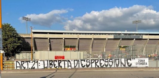 Nuovo striscione dei tifosi del primo anello che si appellano alla libertà di espressione