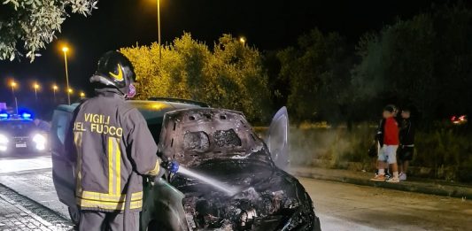Telese, fuoco all’auto della presidente del Consiglio: rogo natura intimidatoria, video decisivi