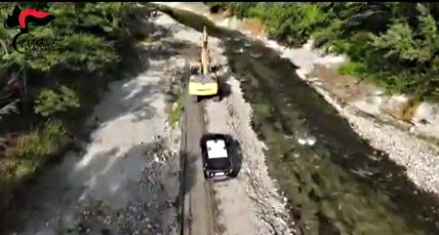 Beccati con l’escavatore nel fiume Sabato mentre rubavano inerti: due arresti