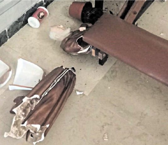 Sfregio blasfemo nella cappella dell’ospedale: distrutta statua di San Pio, danneggiata una della Vergine Maria