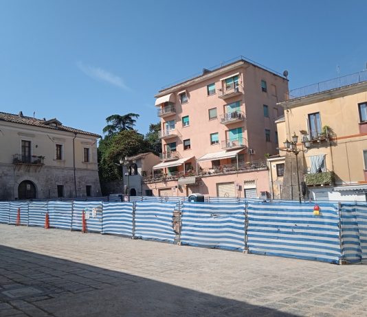 Lavori piazza Piano di Corte, residenti esasperati: “Impossibilitati al transito, urgono correttivi”