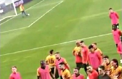 A fine gara fischi e cori contro la squadra: i tifosi restituiscono la maglia a Schiattarella