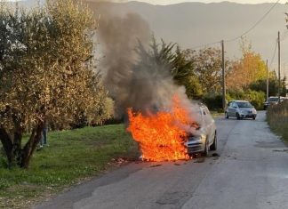 Montesarchio – Auto in fiamme, traffico bloccato lungo la strada che conduce al Taburno