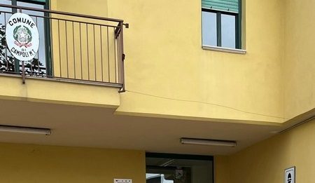 Campoli del Monte Taburno – Spazzatura abbandonata davanti al Comune, l’ira dei cittadini