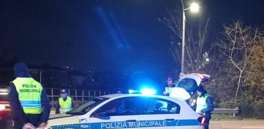 Municipale contro i furbetti del pass disabili: scoperto l’utilizzo di un contrassegno concesso a una persona morta da tre anni