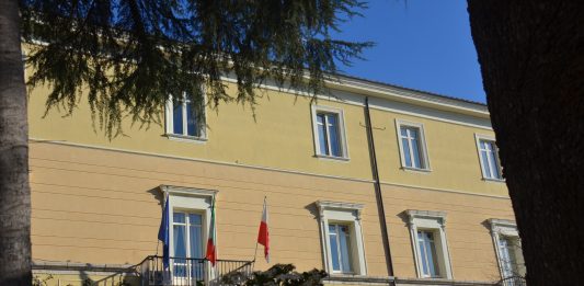 Scontro tra Santamaria e Scarinizi, il consigliere al dirigente: “Deve dimettersi”