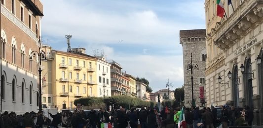 La marcia delle carriole in Prefettura: continua la protesta di agricoltori e allevatori