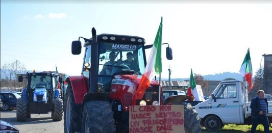 Trattori, continua la mobilitazione: agricoltori espongono le eccellenze e spiegano le ragioni della protesta