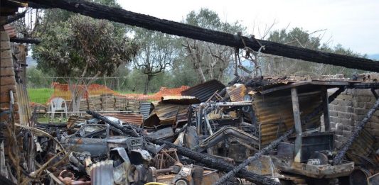 Auto in fiamme in città, rogo distrugge un capannone a Foglianise