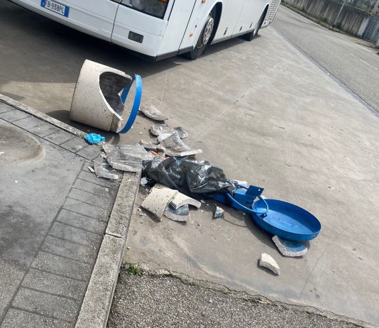 Vandali in azione al terminal allo stadio, distrutti cestini portarifiuti