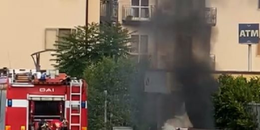 Auto in fiamme vicino bancomat, paura in città