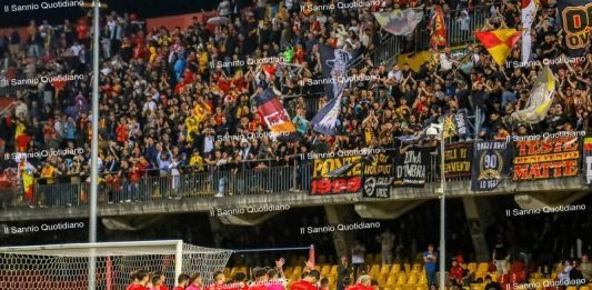 A fine gara l’abbraccio tra squadra e Curva Sud: i tifosi hanno apprezzato lo sforzo