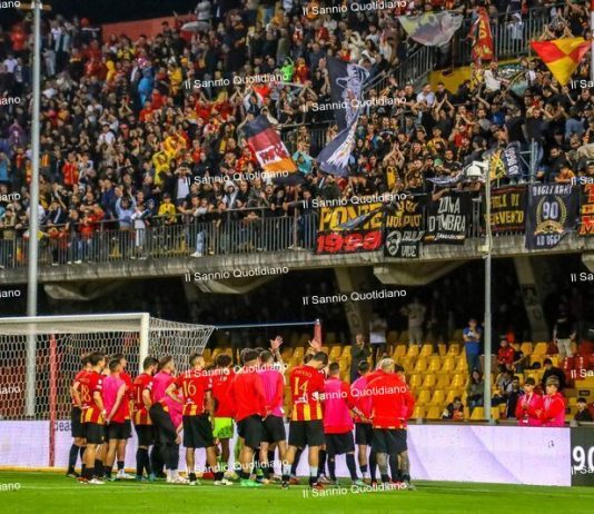 A fine gara l’abbraccio tra squadra e Curva Sud: i tifosi hanno apprezzato lo sforzo