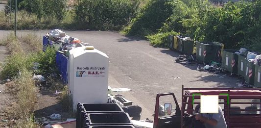 Smaltimento illecito rifiuti speciali, beccato dalle telecamere: uomo finisce nei guai