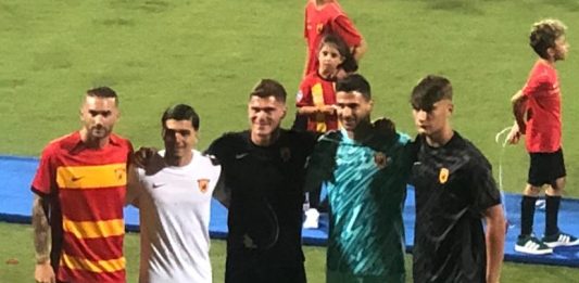 Il Benevento svela le nuove maglie, le disegna l’amore: tornano le strisce orizzontali